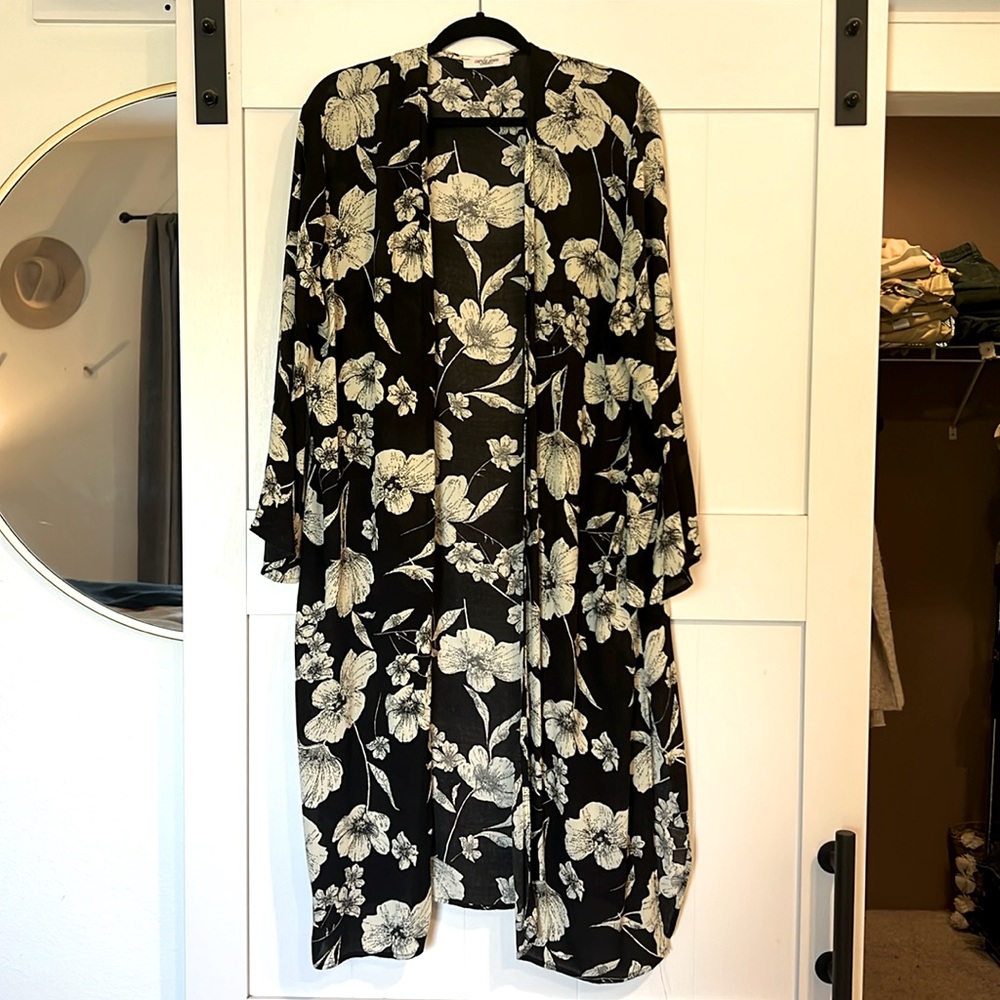 NWOT Carly Jean Los Angeles floral Kimono